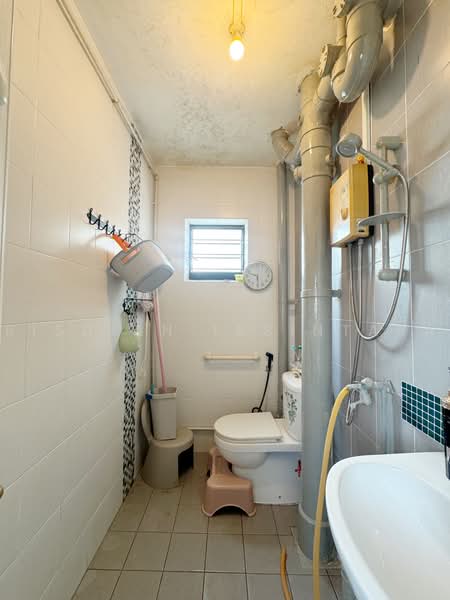 411 Bukit Batok West Avenue 4, 411 Bukit Batok West Avenue 4, 2 Bedrooms, 786 sqft, HDB Flat For Sale, by Risdian Isbintara, 500231342 - Bathroom - PropertyGuru.com.sg