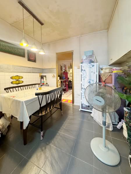 411 Bukit Batok West Avenue 4, 411 Bukit Batok West Avenue 4, 2 Bedrooms, 786 sqft, HDB Flat For Sale, by Risdian Isbintara, 500231342 - Dining Room - PropertyGuru.com.sg
