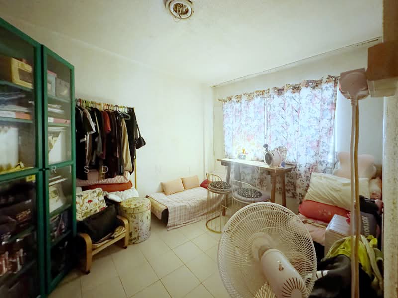 411 Bukit Batok West Avenue 4, 411 Bukit Batok West Avenue 4, 2 Bedrooms, 786 sqft, HDB Flat For Sale, by Risdian Isbintara, 500231342 - Bedroom - PropertyGuru.com.sg