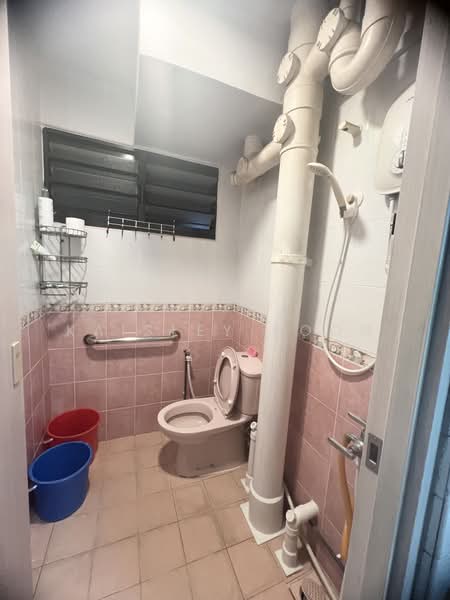 202 Marsiling Drive, 202 Marsiling Drive, 2 Bedrooms, 734 sqft, HDB Flat For Rent, by Kaisley Poon, 500231404 - Bathroom - PropertyGuru.com.sg
