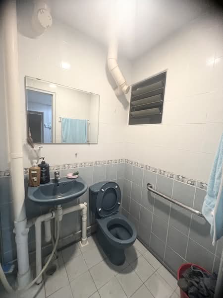 202 Marsiling Drive, 202 Marsiling Drive, 2 Bedrooms, 734 sqft, HDB Flat For Rent, by Kaisley Poon, 500231404 - Bathroom - PropertyGuru.com.sg