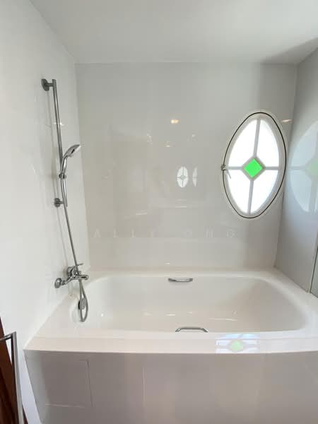Gentle Villas, Gentle Drive, 5 Bedrooms, 2,900 sqft, Semi-Detached House For Sale, by Sally Ong, 500231416 - Bathroom - PropertyGuru.com.sg