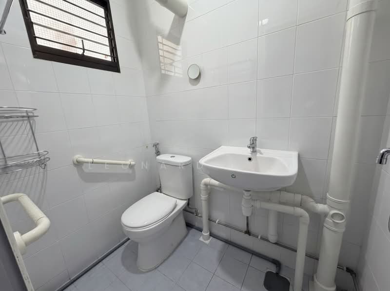 587 Cheng San Court, 587 Ang Mo Kio Avenue 3, 2 Bedrooms, 721 sqft, HDB Flat For Rent, by Leonard Choi, 500231493 - Bathroom - PropertyGuru.com.sg