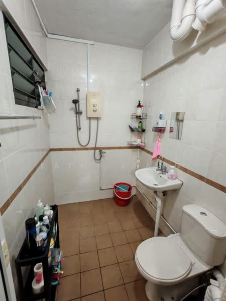 169 Bukit Batok West Avenue 8, 169 Bukit Batok West Avenue 8, Room Rental, 200 sqft, HDB Flat For Rent, by Kathy Jiang, 500231512 - Bathroom - PropertyGuru.com.sg