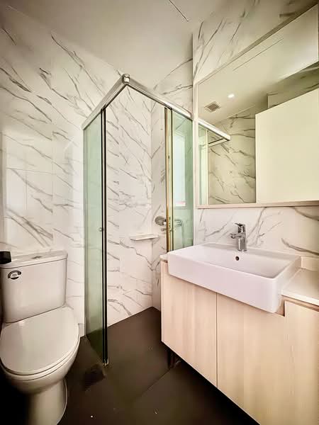 Suites @ Amber, 30 Amber Road, 2 Bedrooms, 947 sqft, Condominium For Rent, by Terence Tee (郑志翔), 500231531 - Common Bathroom - PropertyGuru.com.sg