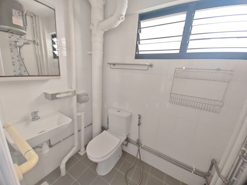 410 Hougang Avenue 10, 410 Hougang Avenue 10, 3 Bedrooms, 979 sqft, HDB Flat For Rent, by Janice Lee, 500231653 - Bathroom - PropertyGuru.com.sg