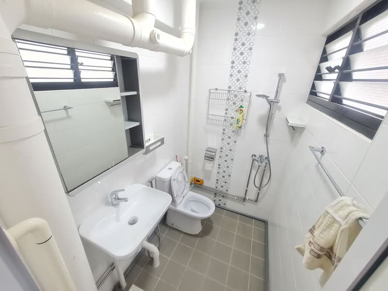 410 Hougang Avenue 10, 410 Hougang Avenue 10, 3 Bedrooms, 979 sqft, HDB Flat For Rent, by Janice Lee, 500231653 - Bathroom - PropertyGuru.com.sg