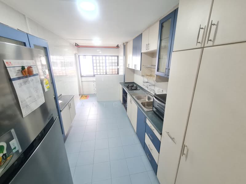 410 Hougang Avenue 10, 410 Hougang Avenue 10, 3 Bedrooms, 979 sqft, HDB Flat For Rent, by Janice Lee, 500231653 - Kitchen - PropertyGuru.com.sg