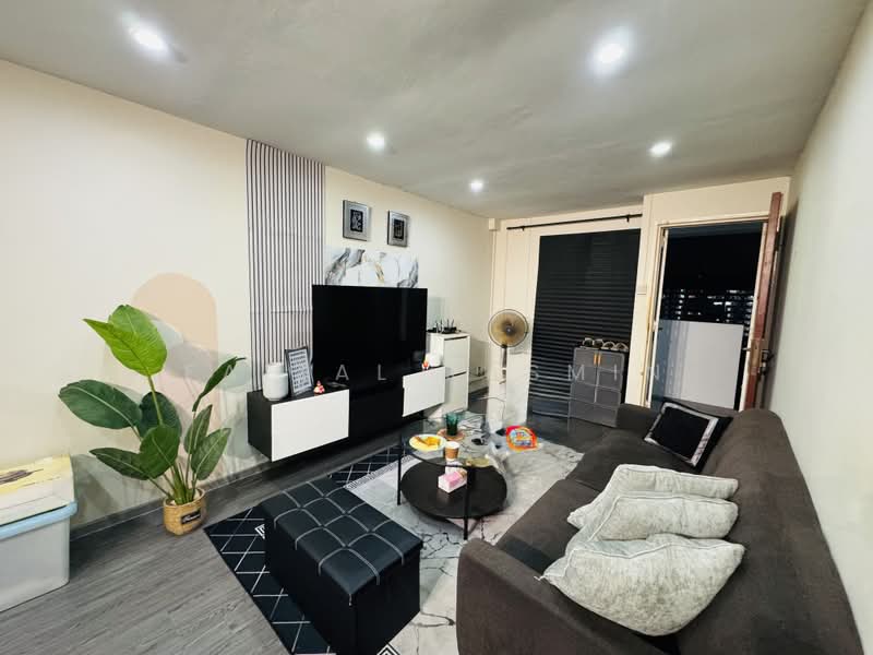 410 Bukit Batok West Avenue 4, 410 Bukit Batok West Avenue 4, 2 Bedrooms, 732 sqft, HDB Flat For Rent, by Faizal Kasmin, 500231659 - Living Room - PropertyGuru.com.sg
