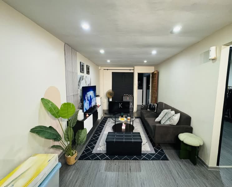 410 Bukit Batok West Avenue 4, 410 Bukit Batok West Avenue 4, 2 Bedrooms, 732 sqft, HDB Flat For Rent, by Faizal Kasmin, 500231659 - Living Room - PropertyGuru.com.sg