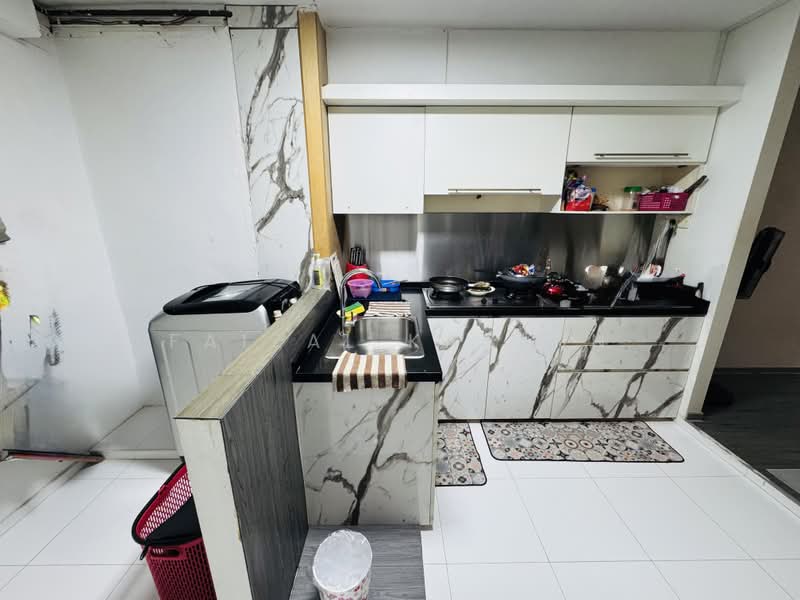 410 Bukit Batok West Avenue 4, 410 Bukit Batok West Avenue 4, 2 Bedrooms, 732 sqft, HDB Flat For Rent, by Faizal Kasmin, 500231659 - Kitchen - PropertyGuru.com.sg
