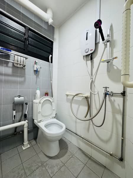410 Bukit Batok West Avenue 4, 410 Bukit Batok West Avenue 4, 2 Bedrooms, 732 sqft, HDB Flat For Rent, by Faizal Kasmin, 500231659 - Bathroom - PropertyGuru.com.sg