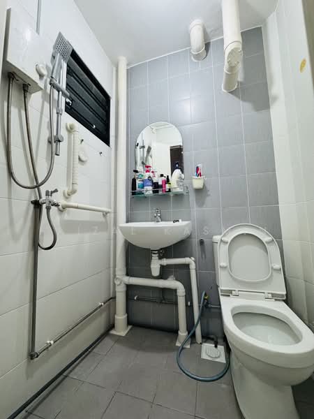 410 Bukit Batok West Avenue 4, 410 Bukit Batok West Avenue 4, 2 Bedrooms, 732 sqft, HDB Flat For Rent, by Faizal Kasmin, 500231659 - Bathroom - PropertyGuru.com.sg