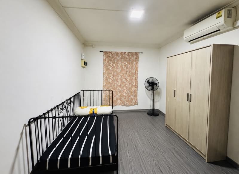 410 Bukit Batok West Avenue 4, 410 Bukit Batok West Avenue 4, 2 Bedrooms, 732 sqft, HDB Flat For Rent, by Faizal Kasmin, 500231659 - Bedroom - PropertyGuru.com.sg