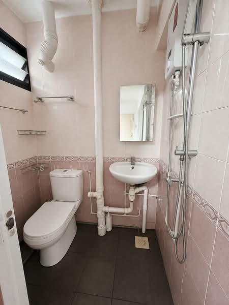 256 Ang Mo Kio Avenue 4, 256 Ang Mo Kio Avenue 4, 2 Bedrooms, 947 sqft, HDB Flat For Sale, by Shaun Jiang, 500231673 - Bathroom - PropertyGuru.com.sg