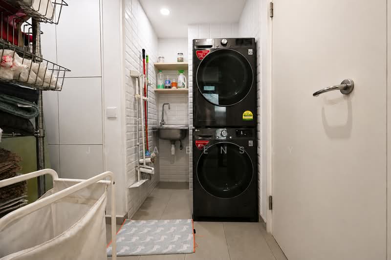 Casabella, 176 Duchess Avenue, 4 Bedrooms, 1,453 sqft, Condominium For Sale, by Julia Bensily, 500231676 - Yard - PropertyGuru.com.sg