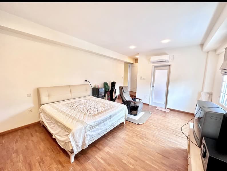 Well Maintained, CHEAP!, , 5 Bedrooms, 2,500 sqft, Terraced House For Sale, by JAY PECK, 500231677 - Bedroom - PropertyGuru.com.sg