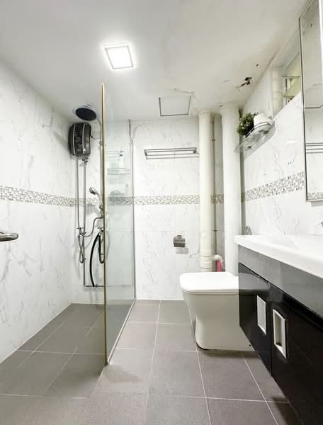 Well Maintained, CHEAP!, , 5 Bedrooms, 2,500 sqft, Terraced House For Sale, by JAY PECK, 500231677 - Bathroom - PropertyGuru.com.sg