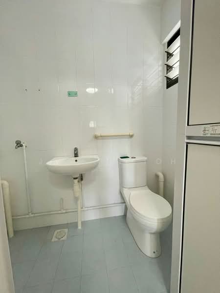 269 Bukit Batok East Avenue 4, 269 Bukit Batok East Avenue 4, 2 Bedrooms, 689 sqft, HDB Flat For Sale, by Jasmine Toh, 500231682 - Bathroom - PropertyGuru.com.sg
