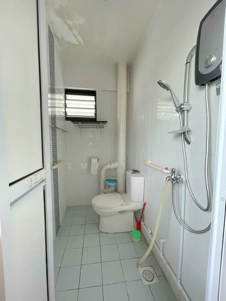 269 Bukit Batok East Avenue 4, 269 Bukit Batok East Avenue 4, 2 Bedrooms, 689 sqft, HDB Flat For Sale, by Jasmine Toh, 500231682 - Bathroom - PropertyGuru.com.sg