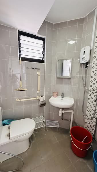 232 Jurong East Street 21, 232 Jurong East Street 21, 2 Bedrooms, 721 sqft, HDB Flat For Sale, by Grace Tan 陈丽玲, 500231705 - Bathroom - PropertyGuru.com.sg