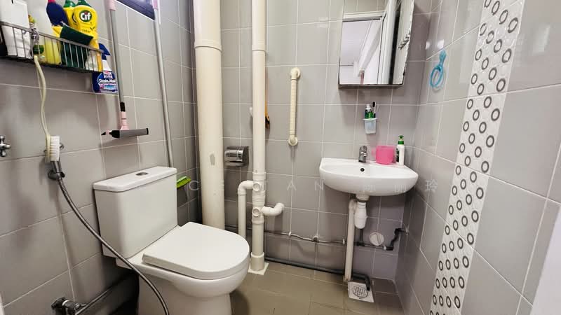 232 Jurong East Street 21, 232 Jurong East Street 21, 2 Bedrooms, 721 sqft, HDB Flat For Sale, by Grace Tan 陈丽玲, 500231705 - Bathroom - PropertyGuru.com.sg