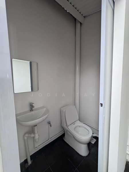 Kampong Glam Shop House, Arab Street, 400 sqft, Shop / Shophouse For Rent, by Jodia Tay, 500231741 - Bathroom - CommercialGuru.com.sg