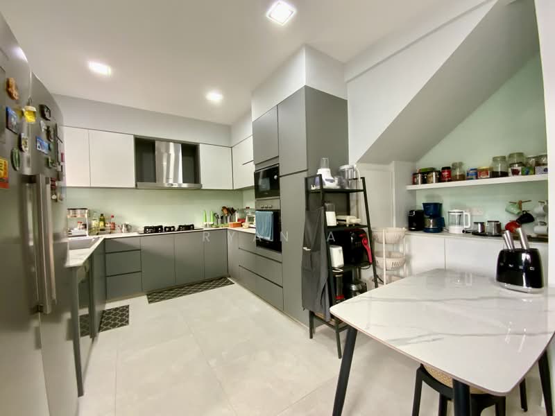 Teacher's Housing Estate, Tagore Avenue, 6 Bedrooms, 3,600 sqft, Terraced House For Sale, by Ryan A, 500231744 - Kitchen - PropertyGuru.com.sg