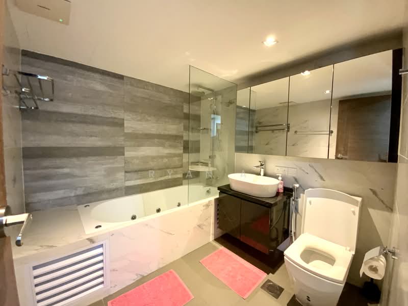 Teacher's Housing Estate, Tagore Avenue, 6 Bedrooms, 3,600 sqft, Terraced House For Sale, by Ryan A, 500231744 - Basement Bathroom with jacuzzi - PropertyGuru.com.sg