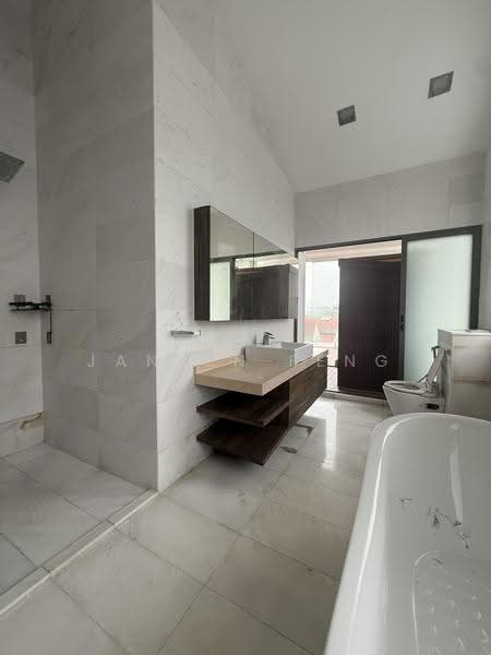 Sixth Avenue, Tanglin / Holland / Bukit Timah, 5 Bedrooms, 4,570 sqft, Semi-Detached House For Rent, by Jansen Feng, 500231752 - 3rd floor Bathroom - PropertyGuru.com.sg