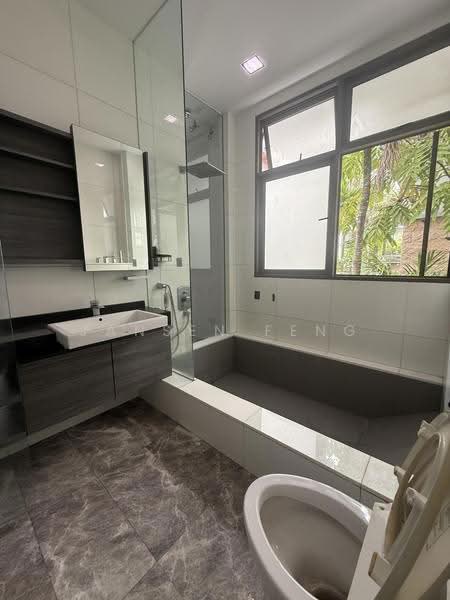 Sixth Avenue, Tanglin / Holland / Bukit Timah, 5 Bedrooms, 4,570 sqft, Semi-Detached House For Rent, by Jansen Feng, 500231752 - bedroom 2 Bathroom - PropertyGuru.com.sg