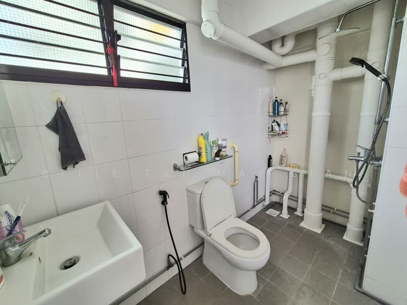 413 Pandan Gardens, 413 Pandan Gardens, 3 Bedrooms, 1,259 sqft, HDB Flat For Sale, by Belle Tan May Sian, 500231754 - Bathroom - PropertyGuru.com.sg