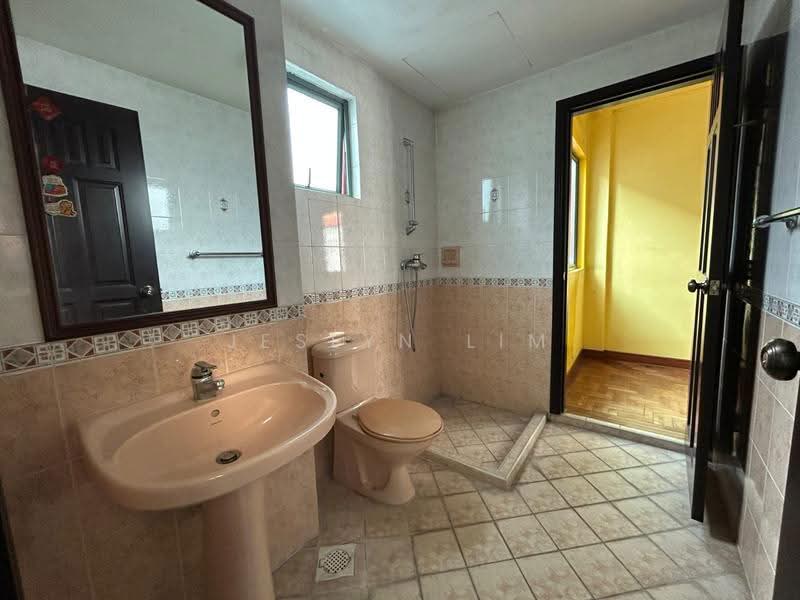 Westville, Westwood Avenue, Boon Lay / Jurong / Tuas, 5 Bedrooms, 2,400 sqft, Corner Terrace For Sale, by Jeslyn Lim, 500231824 - Bathroom - PropertyGuru.com.sg
