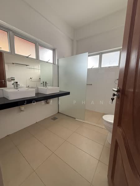 Corner Terrace at Elite Terrace, Elite Terrace, 6 Bedrooms, 3,000 sqft, Corner Terrace For Rent, by Josee Phang, 500231827 - Bathroom - PropertyGuru.com.sg