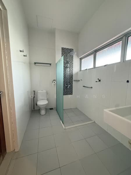 Corner Terrace at Elite Terrace, Elite Terrace, 6 Bedrooms, 3,000 sqft, Corner Terrace For Rent, by Josee Phang, 500231827 - Bathroom - PropertyGuru.com.sg