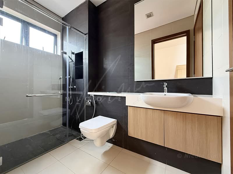Modern Semi-D @ Serangoon Gdn Estate, Bloxhome Drive, 6 Bedrooms, 5,000 sqft, Semi-Detached House For Rent, by Nicole Lim, 500231839 - Bathroom 5 - PropertyGuru.com.sg