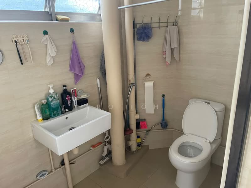 307 Jurong East Street 32, 307 Jurong East Street 32, Room Rental, 150 sqft, HDB Flat For Rent, by Aro Toh, 500231865 - Bathroom - PropertyGuru.com.sg