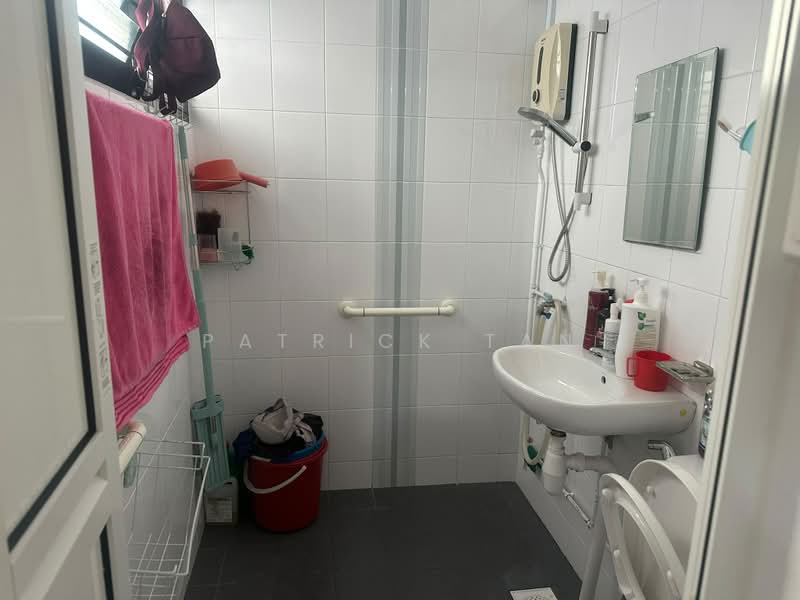 329 Woodlands Street 32, 329 Woodlands Street 32, 3 Bedrooms, 904 sqft, HDB Flat For Sale, by Patrick Tan, 500231868 - Bathroom - PropertyGuru.com.sg