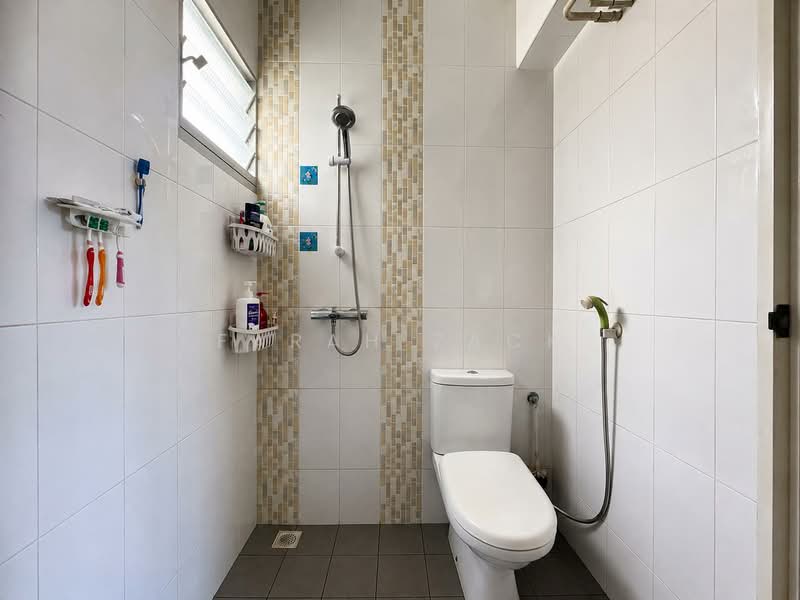 512A Yishun Street 51, 512A Yishun Street 51, 2 Bedrooms, 732 sqft, HDB Flat For Sale, by Farah Zack, 500231884 - Bathroom - PropertyGuru.com.sg