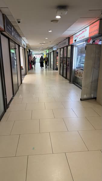 Lucky Plaza, 304 Orchard Road, Orchard / River Valley, 388 sqft, Mall Shop For Sale, by Lua Boon Kiat, 500231892 - Corridor - CommercialGuru.com.sg