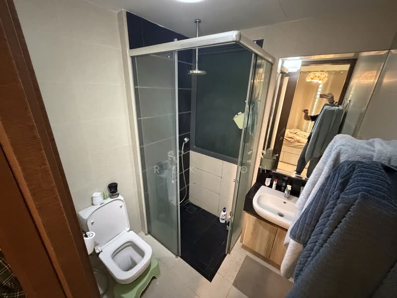 Centra Suites, 38 Geylang Lorong 25A, 1 Bedroom, 452 sqft, Apartment For Rent, by Derek Soh, 500231918 - Bathroom - PropertyGuru.com.sg