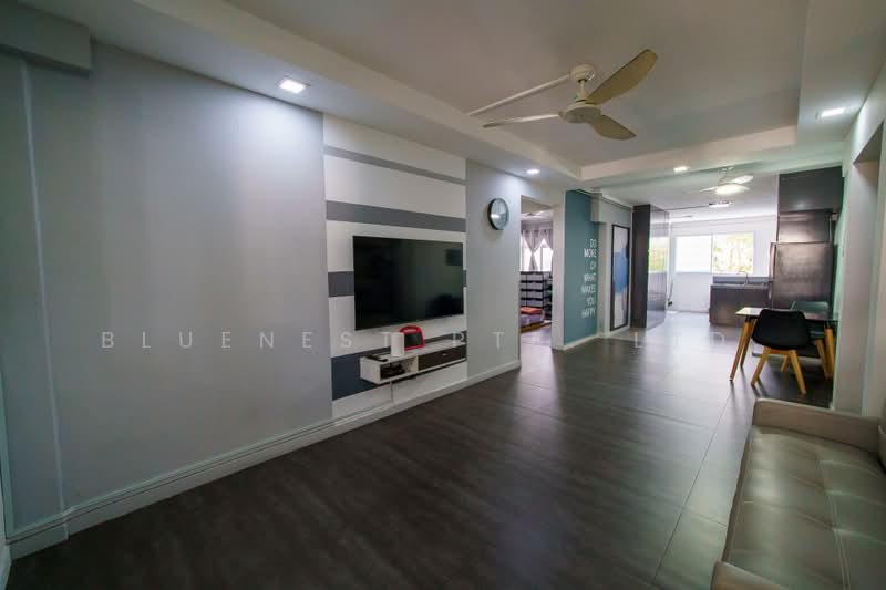 420 Woodlands Street 41, 420 Woodlands Street 41, 5 Bedrooms, 1,905 sqft, HDB Flat For Sale, by KENNETH CHUA, 500231924 - Living Room - PropertyGuru.com.sg