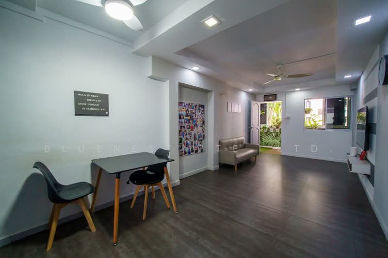 420 Woodlands Street 41, 420 Woodlands Street 41, 5 Bedrooms, 1,905 sqft, HDB Flat For Sale, by KENNETH CHUA, 500231924 - Living Room - PropertyGuru.com.sg