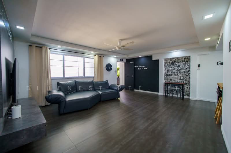 420 Woodlands Street 41, 420 Woodlands Street 41, 5 Bedrooms, 1,905 sqft, HDB Flat For Sale, by KENNETH CHUA, 500231924 - Living Room - PropertyGuru.com.sg