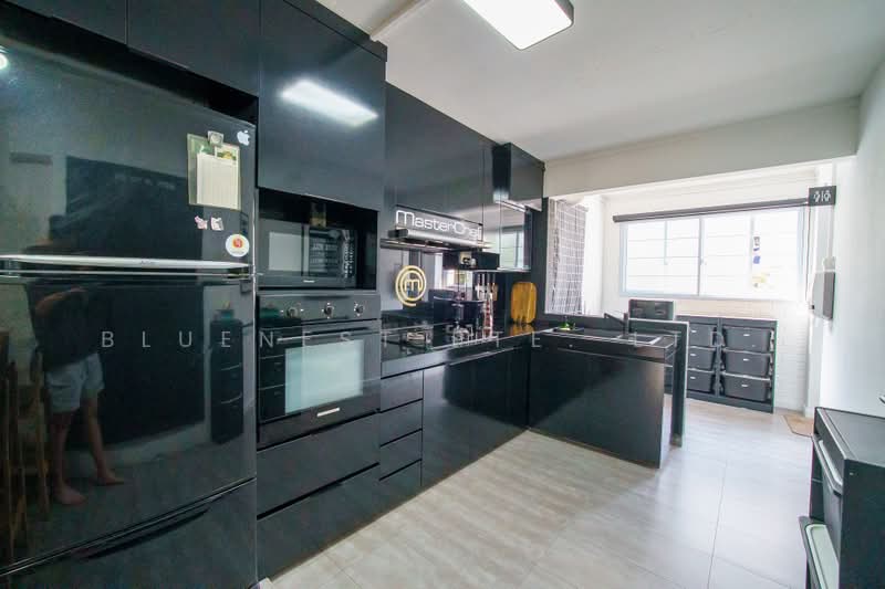 420 Woodlands Street 41, 420 Woodlands Street 41, 5 Bedrooms, 1,905 sqft, HDB Flat For Sale, by KENNETH CHUA, 500231924 - Kitchen - PropertyGuru.com.sg