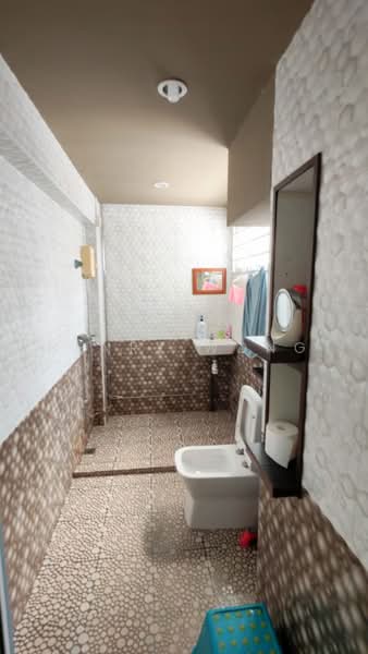 138 Marsiling Road, 138 Marsiling Road, 4 Bedrooms, 1,700 sqft, HDB Flat For Rent, by Henry Wong, 500231940 - Bathroom - PropertyGuru.com.sg