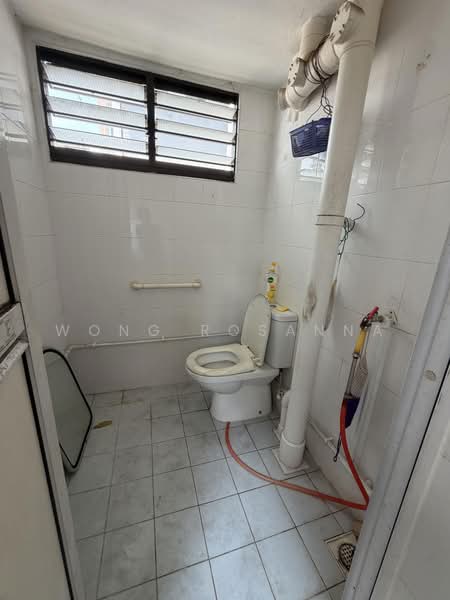 85 Bedok North Street 4, 85 Bedok North Street 4, 2 Bedrooms, 670 sqft, HDB Flat For Rent, by Wong Rosanna, 500231943 - Bathroom - PropertyGuru.com.sg