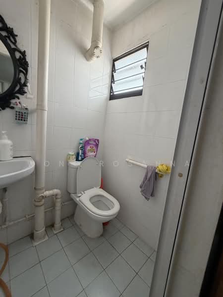 85 Bedok North Street 4, 85 Bedok North Street 4, 2 Bedrooms, 670 sqft, HDB Flat For Rent, by Wong Rosanna, 500231943 - Bathroom - PropertyGuru.com.sg
