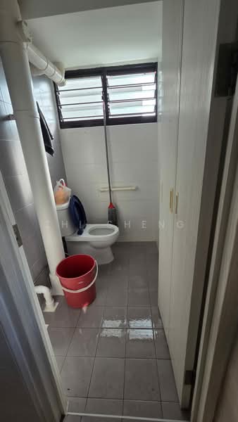 530 Jurong West Street 52, 530 Jurong West Street 52, 2 Bedrooms, 900 sqft, HDB Flat For Rent, by Zhi Sheng, 500231953 - Bathroom - PropertyGuru.com.sg