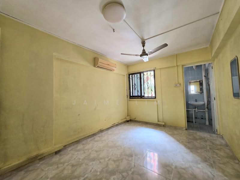 729 Clementi West Street 2, 729 Clementi West Street 2, 2 Bedrooms, 732 sqft, HDB Flat For Sale, by Jaime Lim, 500231970 - Master bedroom - PropertyGuru.com.sg